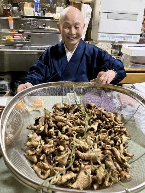 奈良県桜井市・音羽山観音寺後藤住職の花だより – ブランデーに漬けた干し柿 もまれて甘くなる (奈良新聞デジタル)|dメニューニュース(NTTドコモ) 奈良県桜井市・音羽山観音寺後藤住職の花だより - ブランデーに漬けた干し柿 もまれて甘くなる