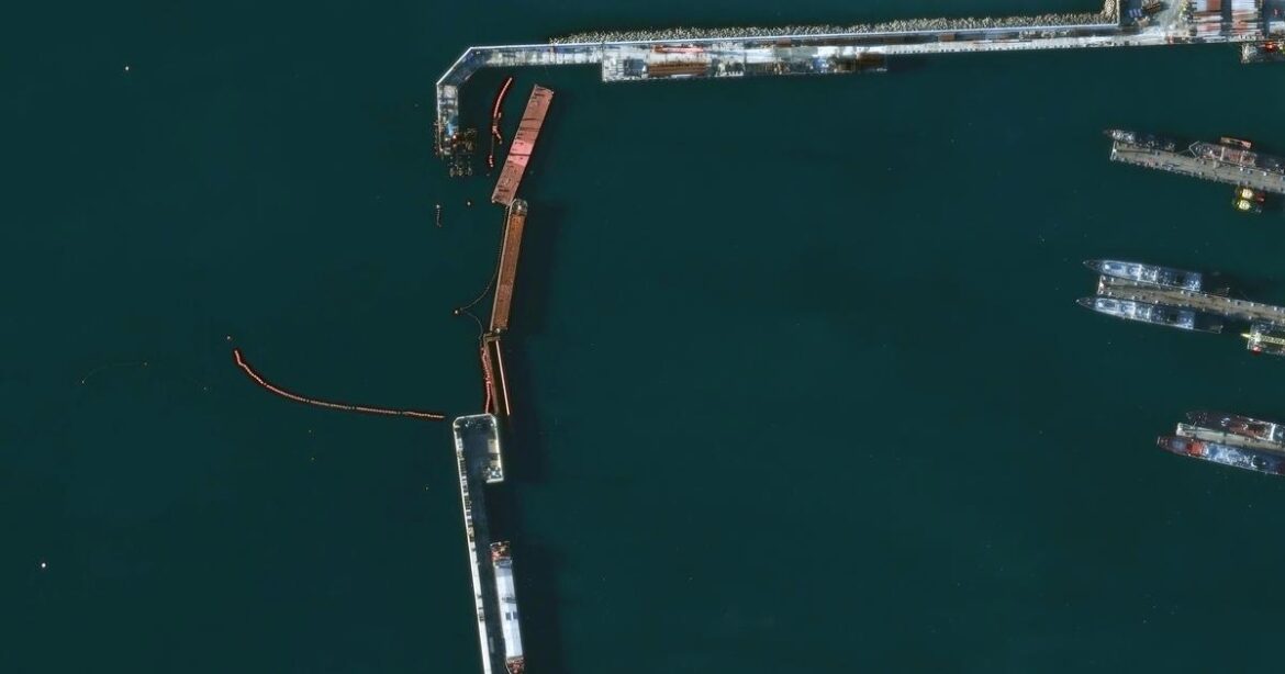 衛星画像で見る、ウクライナの水中ドローン攻撃によるロシア軍港の被害 | Business Insider Japan