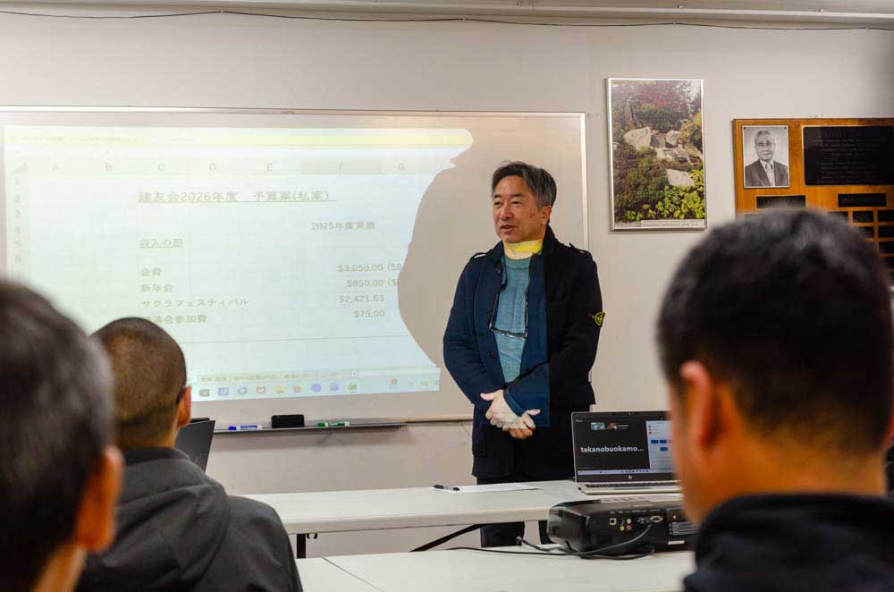 建友会第13回(2026年度)年次総会開催 | 日加トゥデイ/JC Today あいさつする松原会長。建友会第13回(2026年度)年次総会。2025年11月25日、バンクーバー市。写真 建友会。