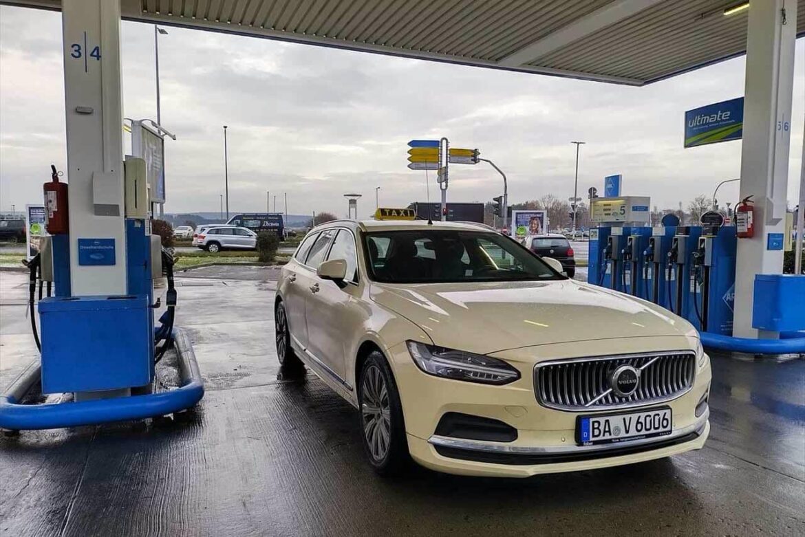 現役チェリストにしてドイツ唯一の日本人女性タクシードライバー。在独30年、彼女が語る現地の交通事情 - LE VOLANT WEB