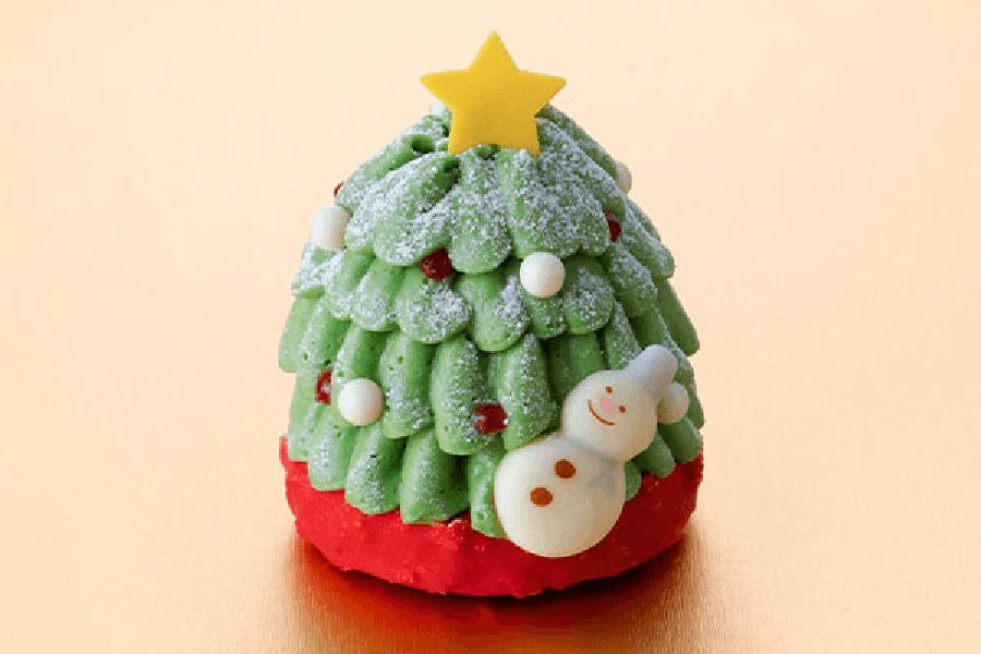 「マールブランシュ」のきらめく星のハッピーツリー（864円）。濃厚なピスタチオクリームをやさしくしぼり、かわいいツリーに