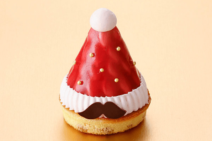 「マールブランシュ」のベリーベリーサンタハット（864円）。くるみ入りの生地の上に、甘酸っぱいラズベリーのムースとゼリーを重ね、生クリームを合わせる