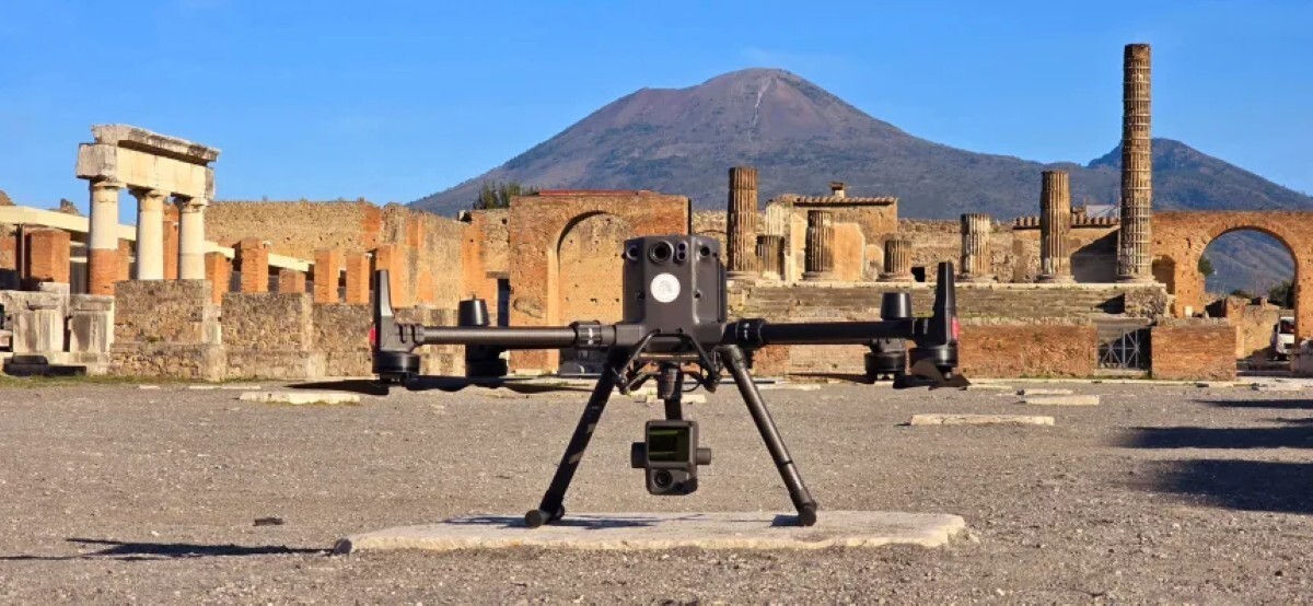 研究者たちはドローンを使用してポンペイの建物をスキャンした。背景に見えるのがベスビオ山/Susanne Muth/Dirk Mariaschk/Elis Ruhemann/Pompeii Reset Project/Humboldt University of Berlin
