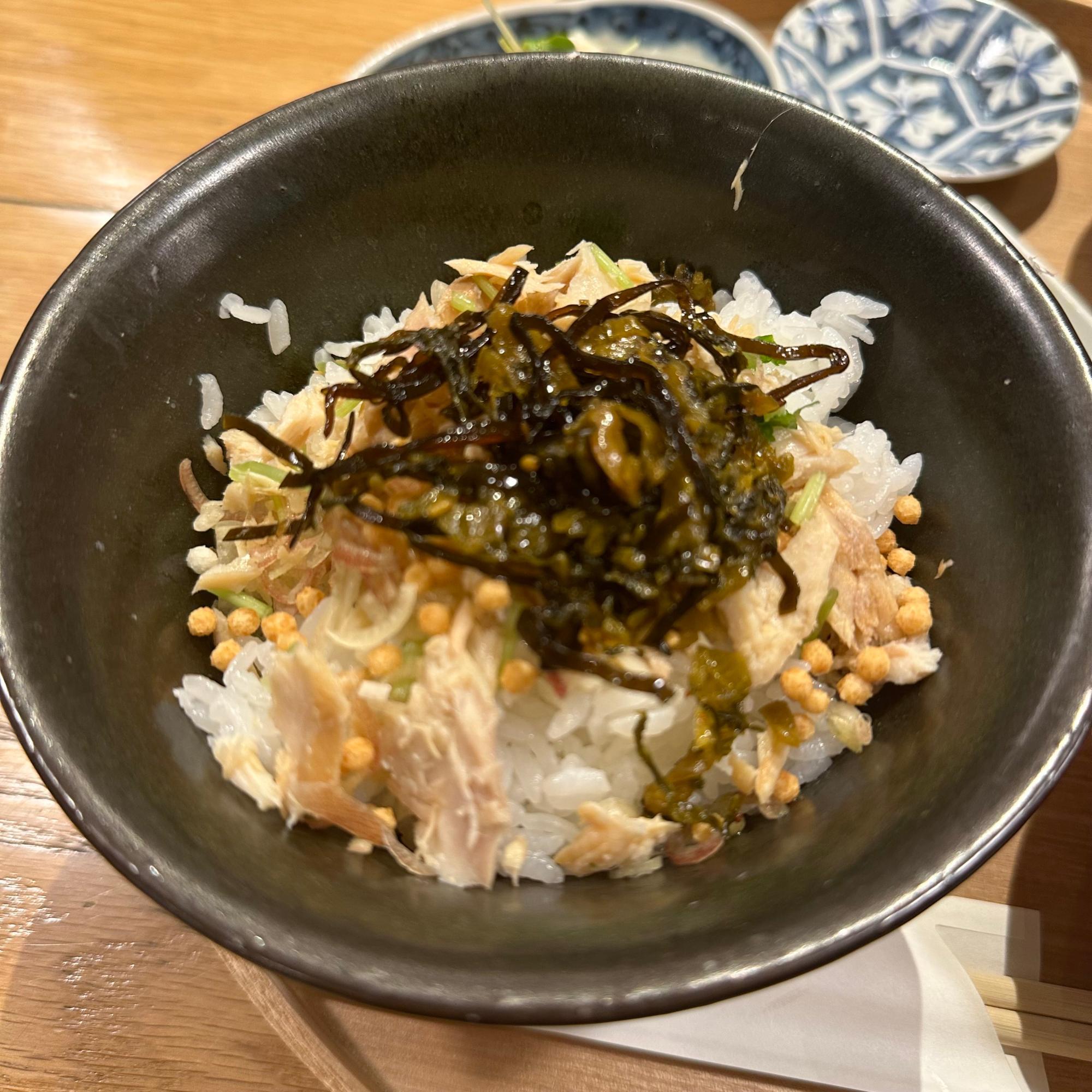 案内通り、まずは具材をご飯にのせてそのまま一口。