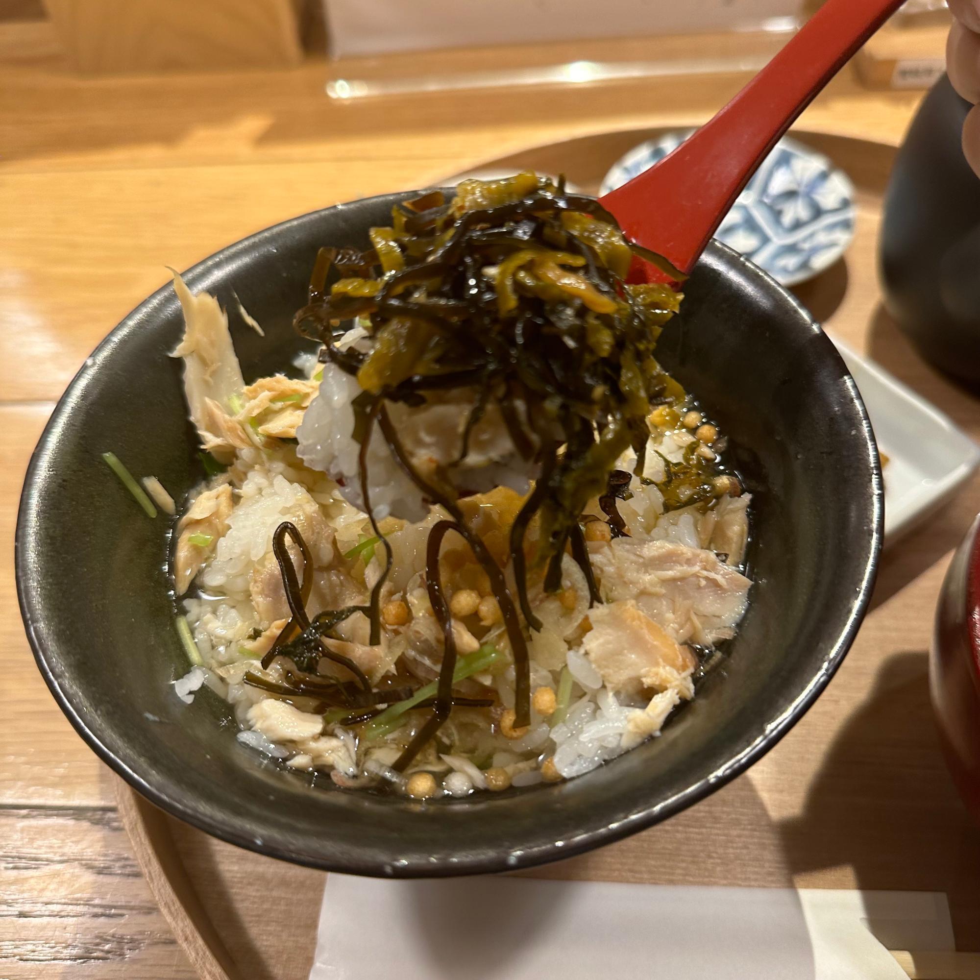 次に、あられを入れて出汁をたっぷり。