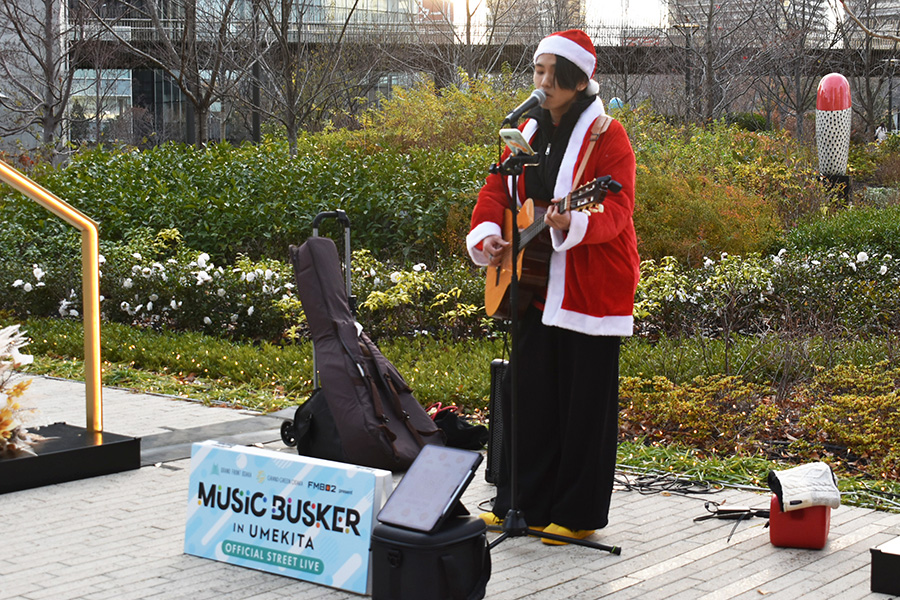 各スポットでクリスマスソングなどを歌い盛り上げたミュージックバスカーたち（Lmaga.jp撮影）