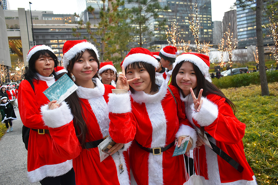 友人たちで参加し、サンタパレードを満喫していたグループ（Lmaga.jp撮影）