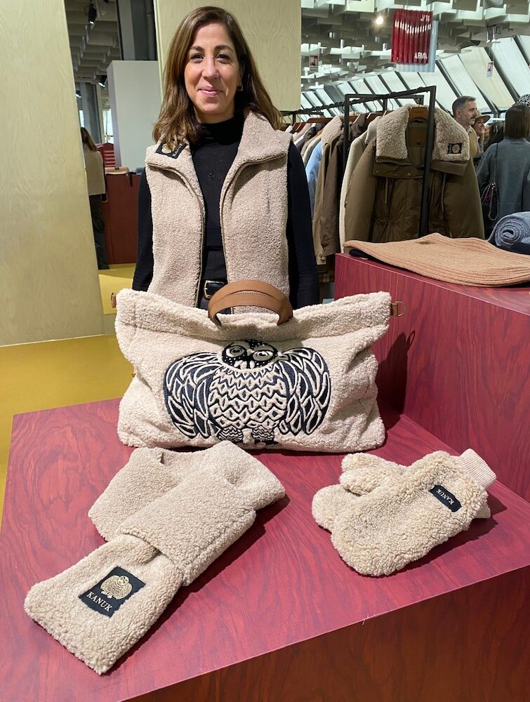 ピッティ・ウオモ109でKanukの商品を手にするエリサ・ダハン