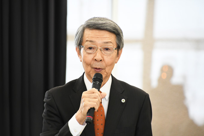 あいさつをする津谷市長