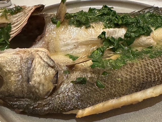 パリのど真ん中、えびすという名前の台湾料理店