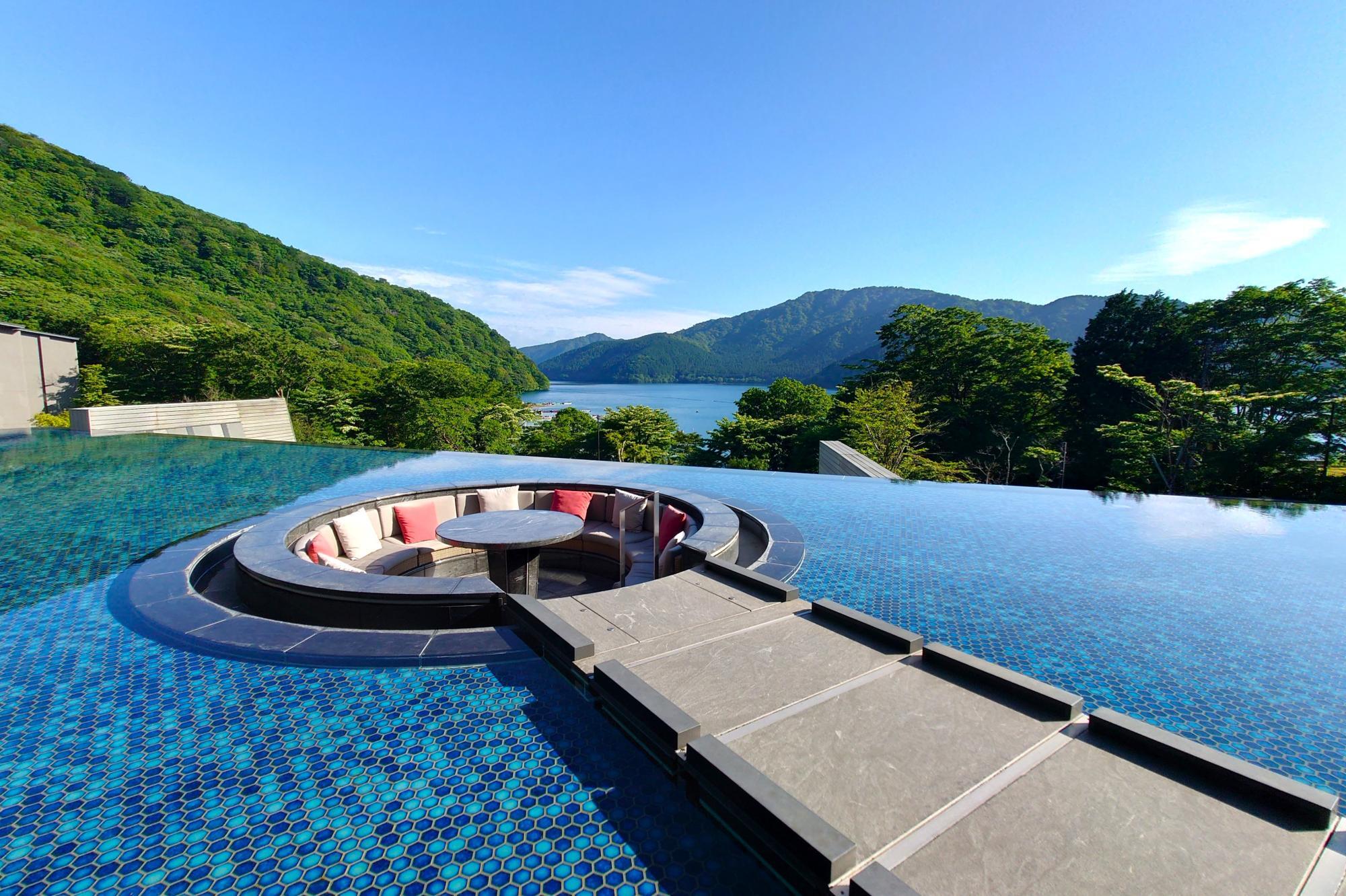 初夏のころの「はなをり」の水盤テラス