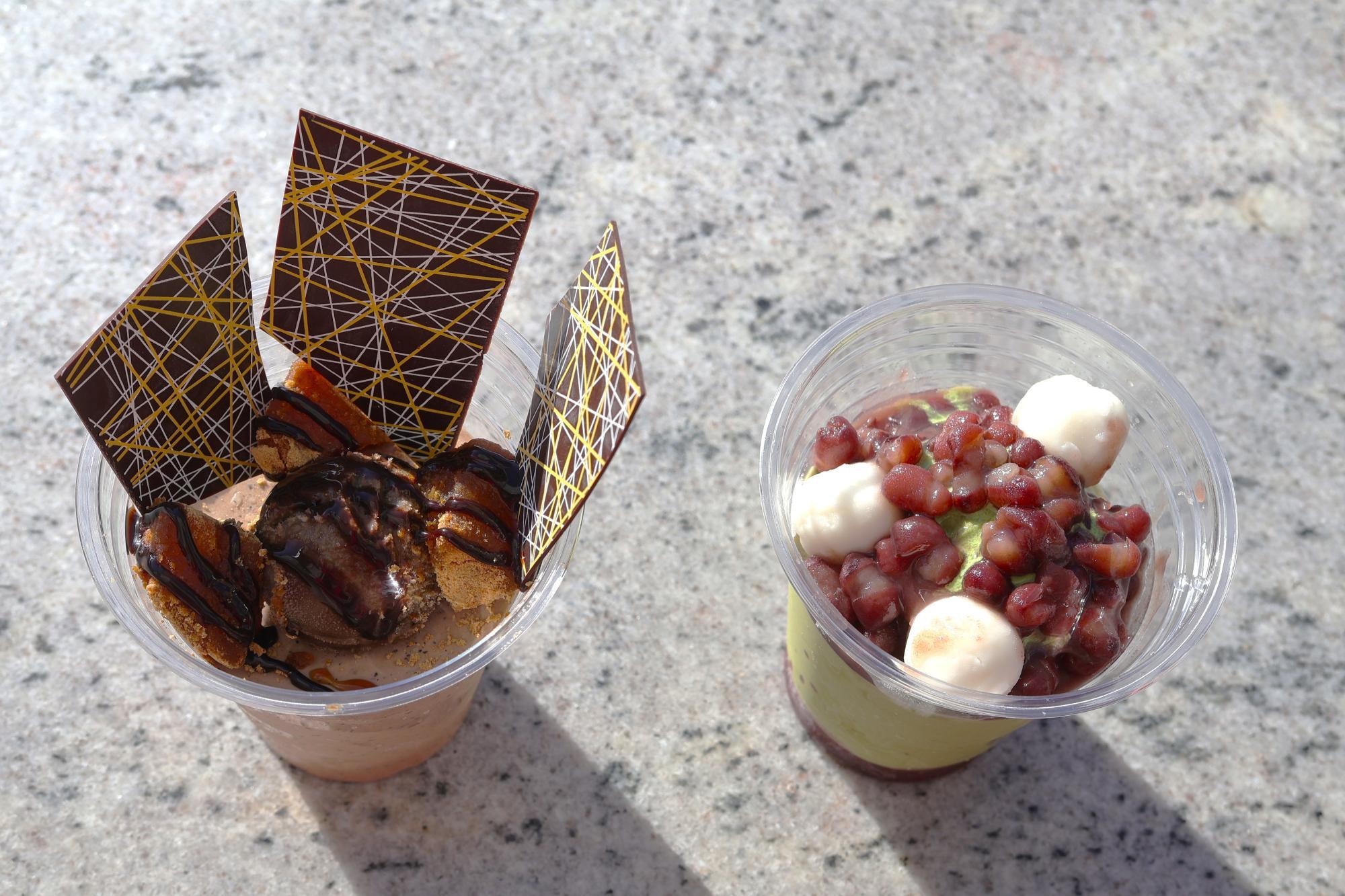 左：ほうじ茶風味のチョコレートパルフェ　右：抹茶とホワイトチョコレートのパルフェ