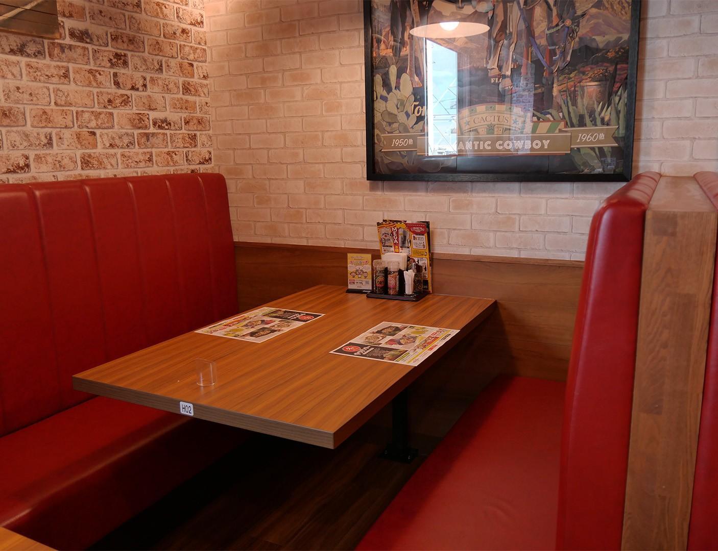 ステーキハウス ブロンコビリー小仙波店：背もたれが高いソファーで、周りを気にせず食事ができます。