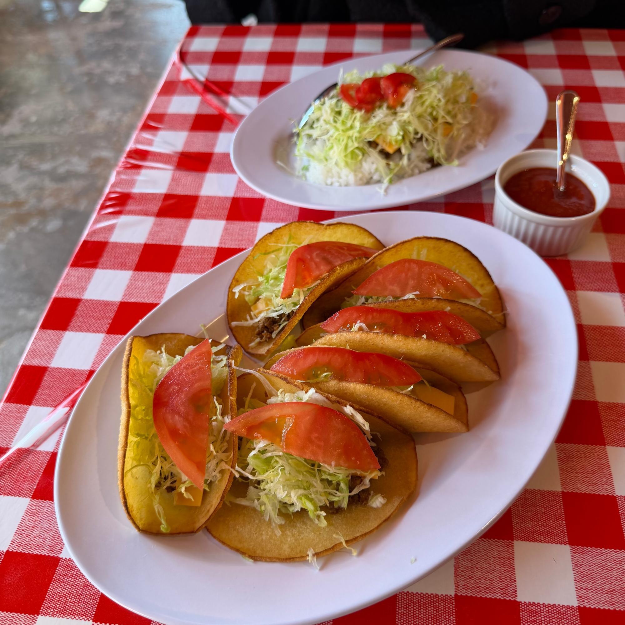 今回はがっつり楽しめる「タコス6ピース（1,260円）」と、小腹を満たすのに最適な「まかないタコライスS（550円）」をチョイスしました。