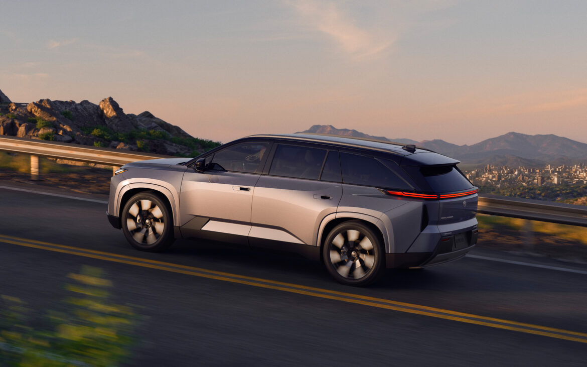 トヨタ、北米で3列シートSUV「ハイランダー」にバッテリEVを設定し世界初披露 - Car Watch