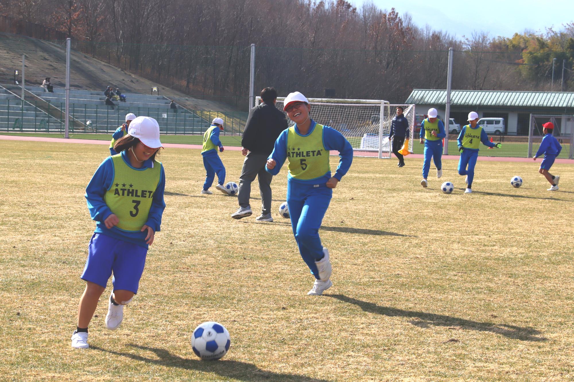 高学年は天然芝の上でボールを追いかけました