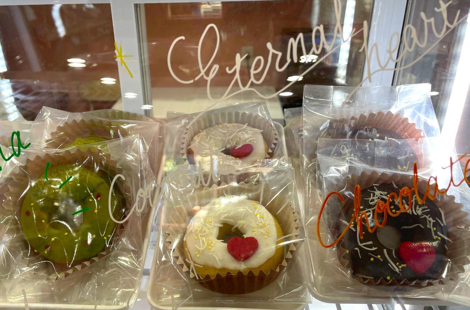 冷蔵ケースに陳列されたドーナツ各種（撮影：ゴルビーおじさん）