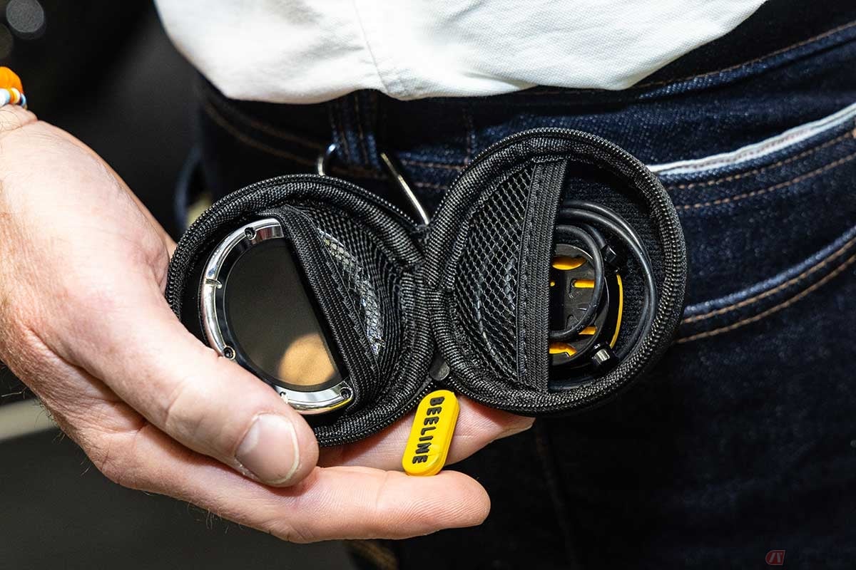 バイクを下りたら取り外して持ち運べるのも安心。専用ケースも用意されている