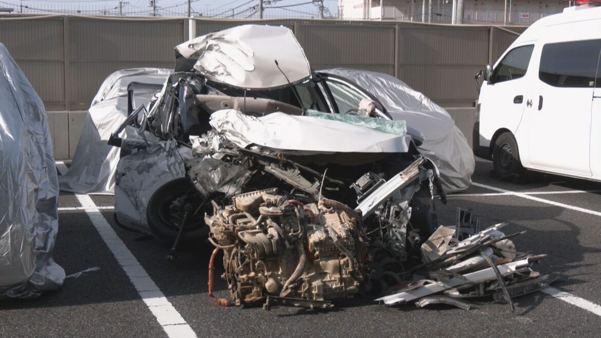 車は大破…トラックと正面衝突 乗用車を運転していた20代くらいの男性が死亡 現場は片側一車線 どちらかが車線をはみ出したか 愛知・みよし市(CBCテレビ) 車は大破…トラックと正面衝突 乗用車を運転していた20代くらいの男性が死亡 現場は片側一車線 どちらかが車線をはみ出したか 愛知・みよし市(CBCテレビ)