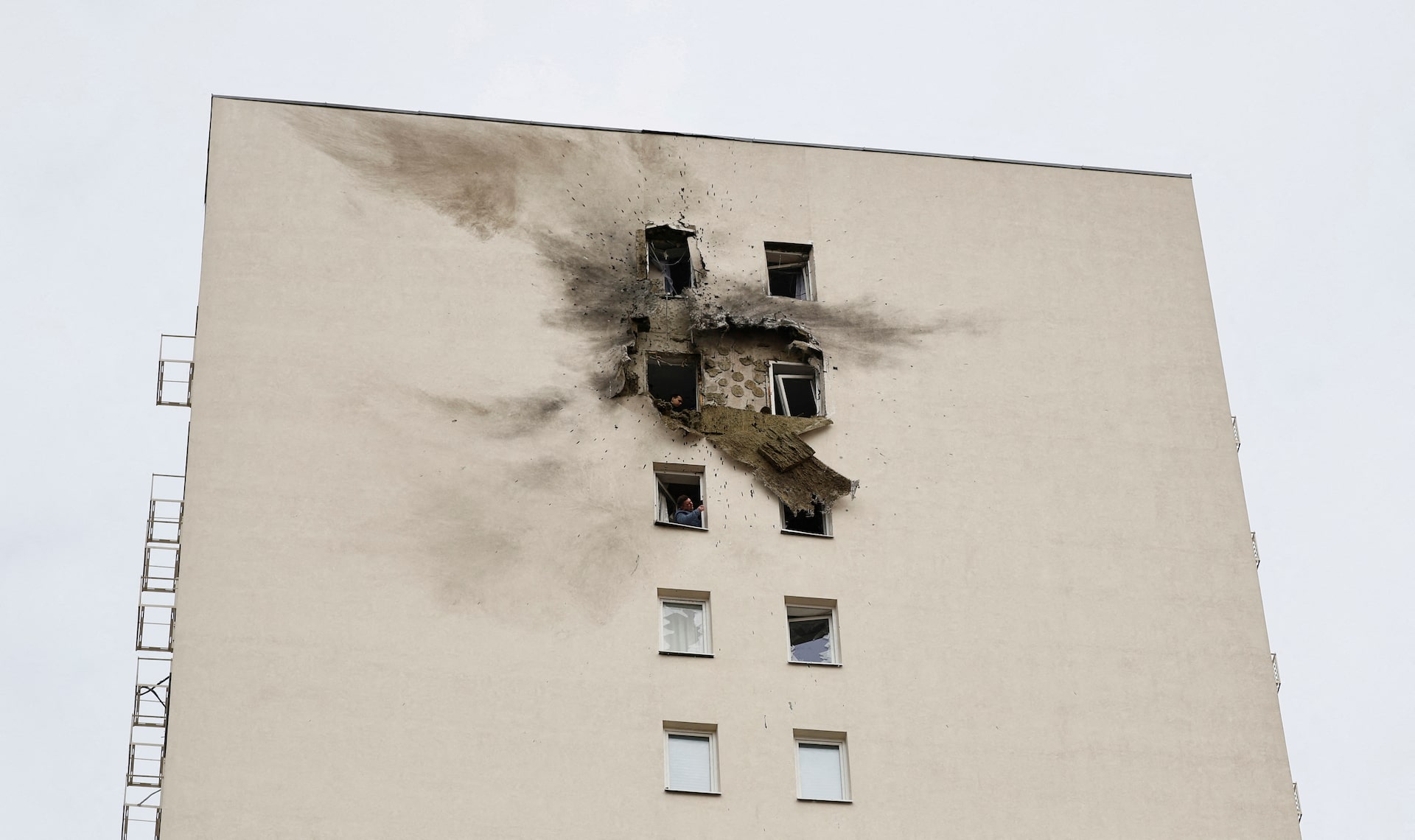 写真はウクライナによるドローン攻撃を受けた住宅。2025年3月、ロシアのモスクワ州ビドノエで撮影。