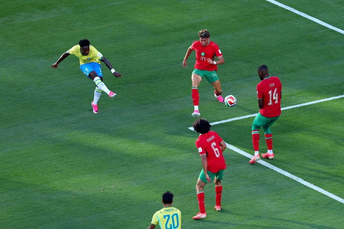 Vinícius Júnior lập siêu phẩm quân bình tỷ số 1-1 cho Brazil trước Morocco (Ảnh: Reuters)