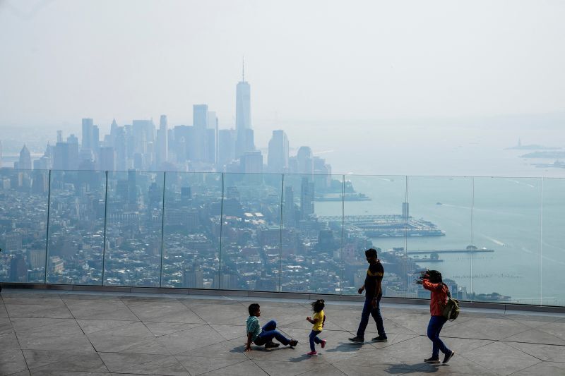 NYのエッジ展望台から見た景観。煙に覆われている=15日/Eduardo Munoz/Reuters