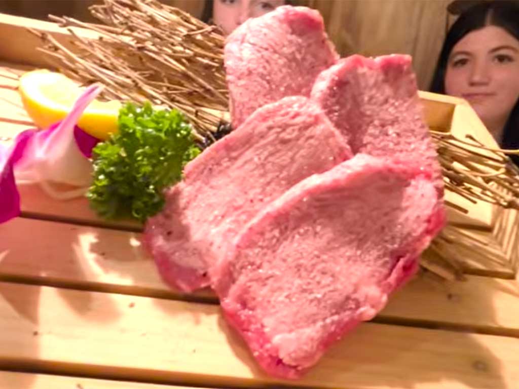 初めて食べた牛タンに感動【出典：YouTube「日本食冒険記Tokyo Food Adventures」よりスクリーンショット】