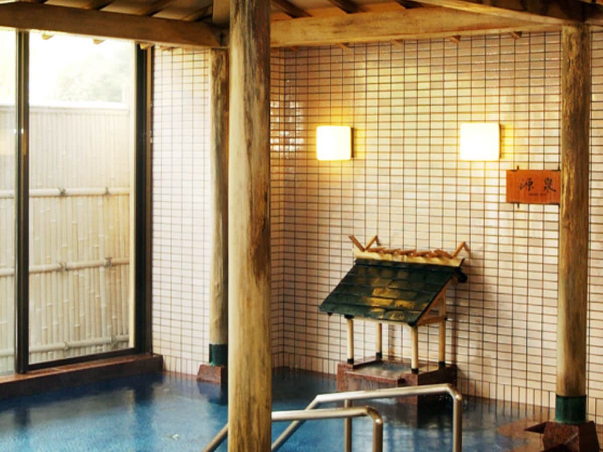 【三重県の人気日帰り温泉】「湯元榊原舘 湯の庄」は源泉保有の美肌の湯が自慢の施設。源泉かけ流しの「まろみの湯」でリラックス