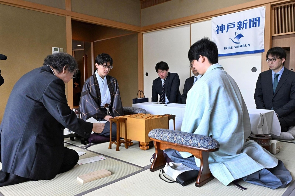 将棋王位戦第2局>2日目ドキュメント 午後のおやつ 両者ともにドリンクのみ|リッチページA – 神戸新聞 将棋王位戦第2局>2日目ドキュメント 午後のおやつ 両者ともにドリンクのみ|リッチページA - 神戸新聞