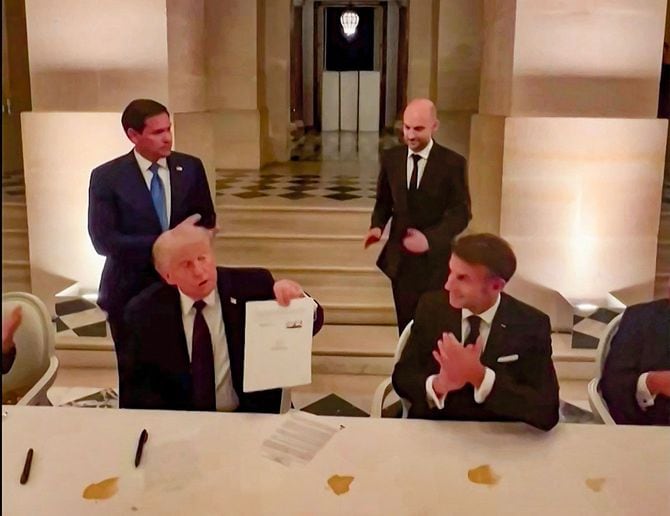 2026年6月17日、ベルサイユ宮殿でイランとの和平合意に署名したトランプ米大統領(左)と、マクロン仏大統領(右)=2026年6月18日、マクロン大統領の公式Xに投稿された動画より