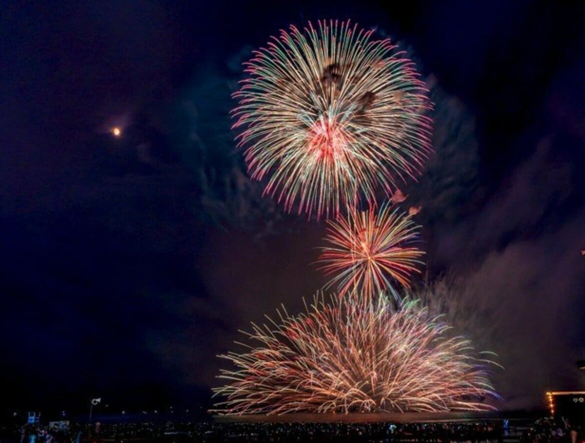 【神奈川県の花火大会】2026年7月に開催される神奈川の花火大会3選!最新情報と見どころをチェック | LIMO | くらしとお金の経済メディア 【神奈川県の花火大会】2026年7月に開催される神奈川の花火大会3選!最新情報と見どころをチェック | LIMO | くらしとお金の経済メディア