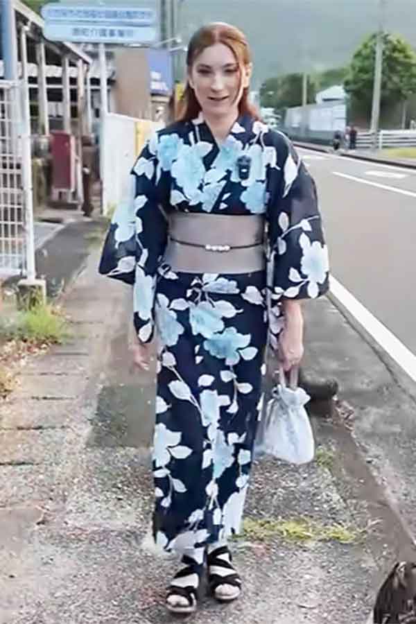 浴衣で花火大会に出かけるエミリーさん【出典：YouTube「ハーフキッズの日常 | 日本と家族になる」よりスクリーンショット】