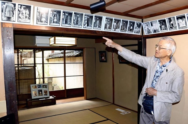 舞妓の店出しを追った作品を紹介する溝縁さん（東山区で）