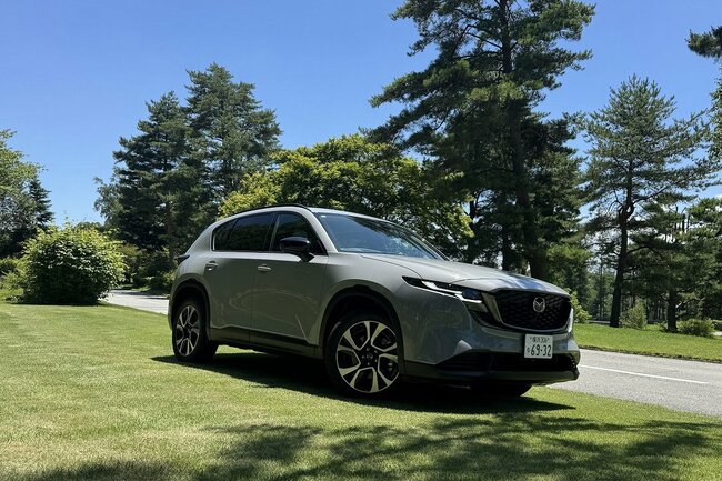 駐車場に停まる新型CX-5。3代目となり、ボディは先代より大きくなった