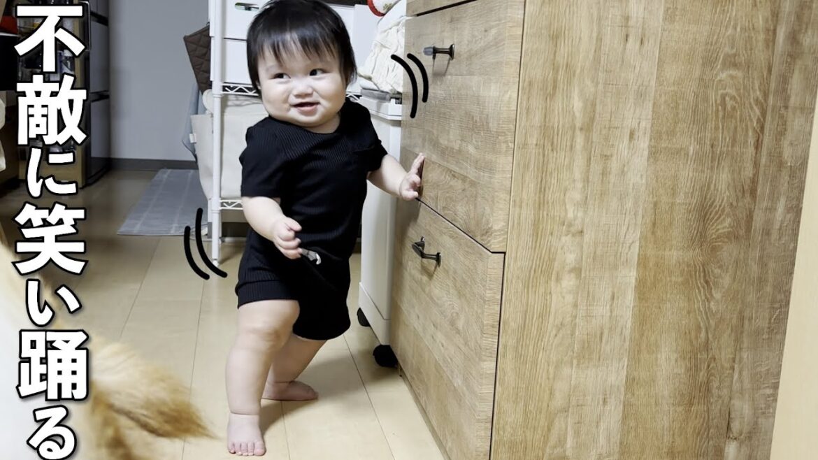 親と柴犬の心配をよそに不敵に笑って踊る赤ちゃん 親と柴犬の心配をよそに不敵に笑って踊る赤ちゃん