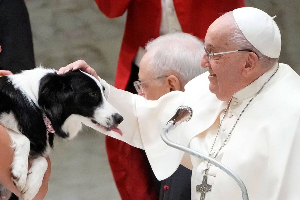 犬と触れ合うフランシスコ教皇=2025年1月、バチカン/Gregorio Borgia/AP