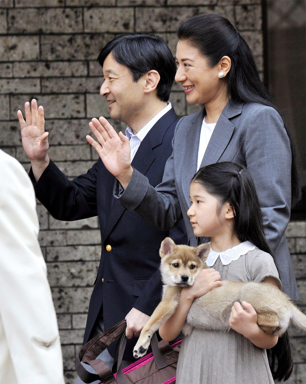 ご一家で御料牧場に向かわれる際に愛犬「ゆり」を抱いた愛子さま（時事、2009年5月撮影）