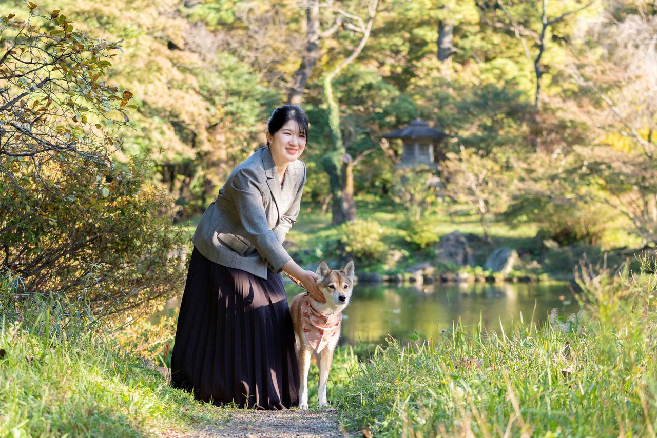 成年を迎える愛子さまにも、愛犬の由莉（ゆり）は寄り添っていた（宮内庁提供、2021年11月14日撮影）（ロイター）