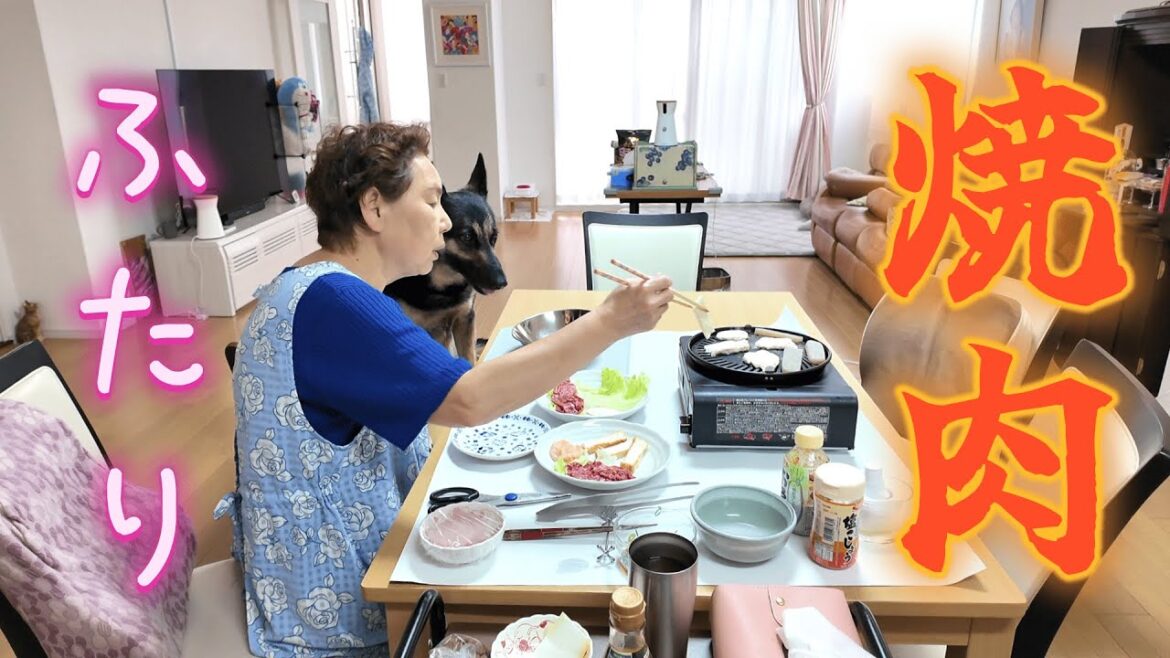 実家で留守番中の愛犬をのぞいたら、オババとふたり焼肉してましたw【ジャーマンシェパード】