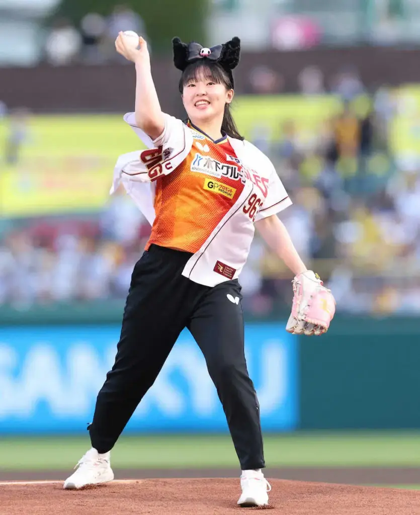 張本美和　「猫耳」で始球式登場！　惜しくもノーバンならず「卓球の試合より緊張した」 - スポニチ Sponichi Annex スポーツ