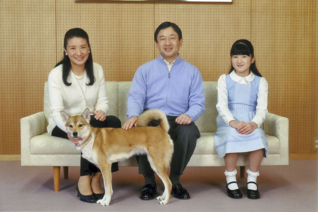 皇太子さま（現天皇）52歳誕生日の記念写真（2012年2月撮影 / 宮内庁提供 / ロイター）