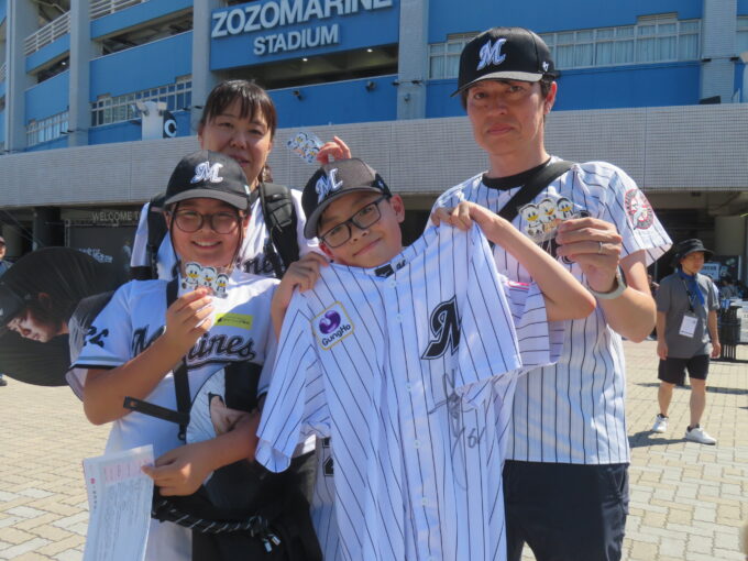 選手のサイン入りユニフォームが当たった家族