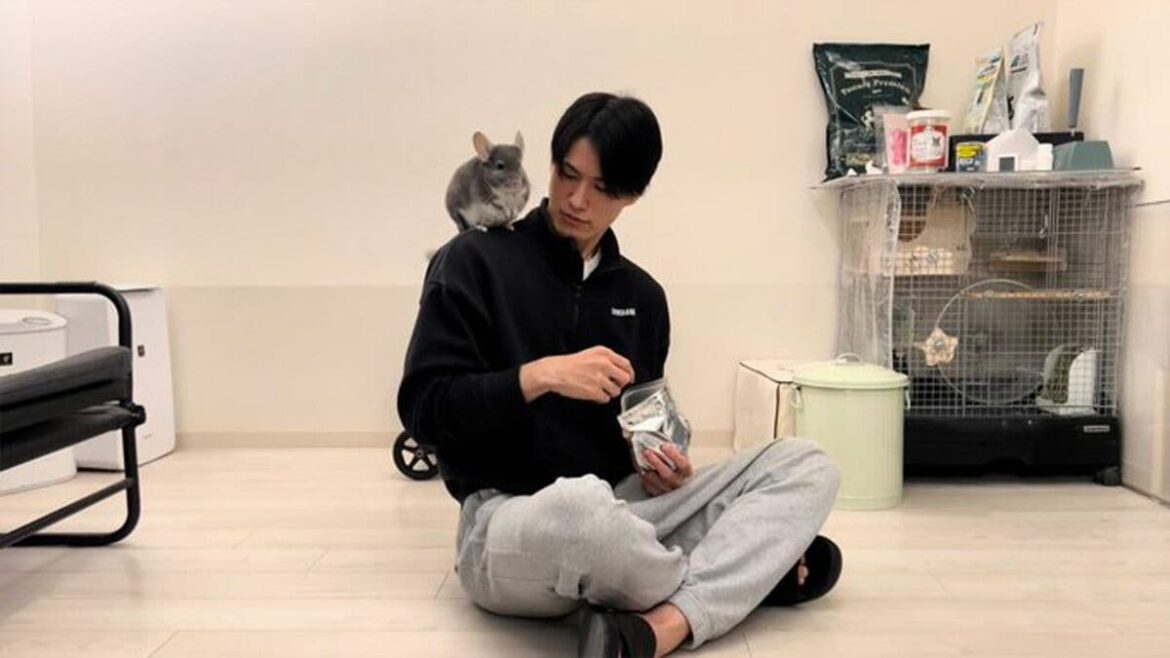 「部屋探しに2年」「ウーバーで100万円貯金」してマンションで《チンチラ》を飼い始めた34歳男性に起きた変化とは？初期費用、排泄事情も聞いた - 東洋経済オンライン