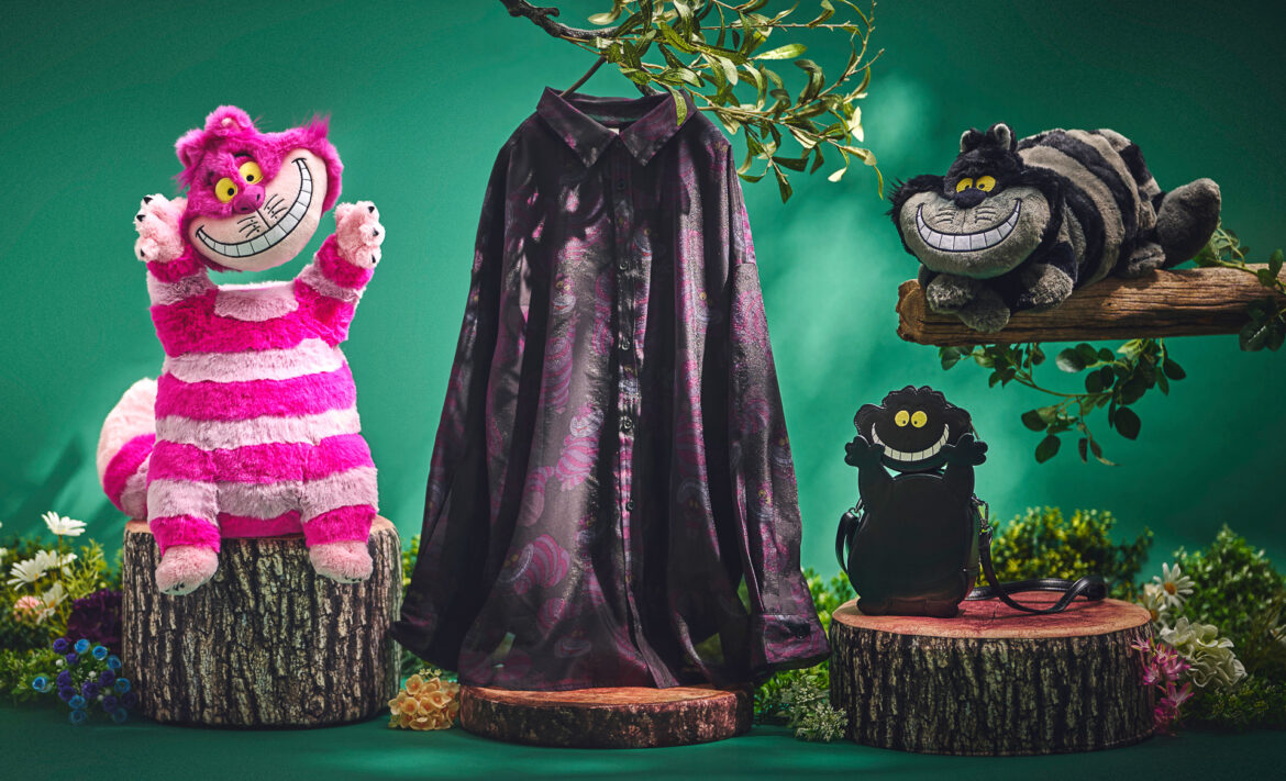 闇に消えゆくチェシャ猫ぬいば＆靴下も！　「ふしぎの国のアリス」新作グッズは人気猫キャラが主役 - トラベル Watch