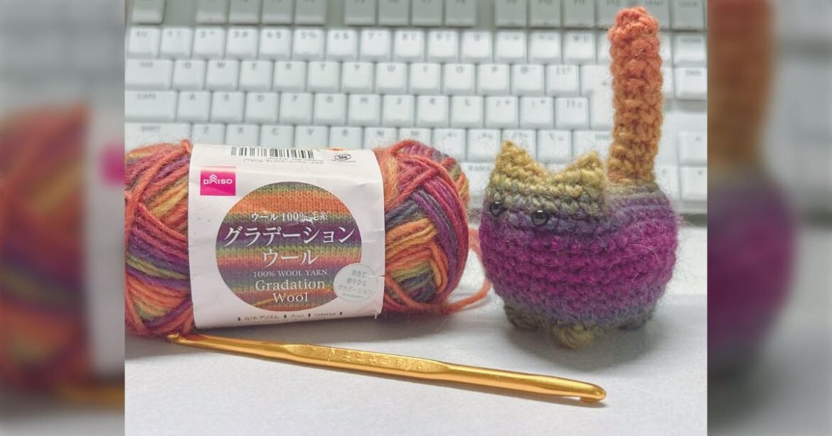 ダイソーで売っているグラデーションな毛糸を見つけたのでゲーミングねこ編んでみました「かわいい！」「編み物ができる人はすごい」 - Togetter [トゥギャッター]