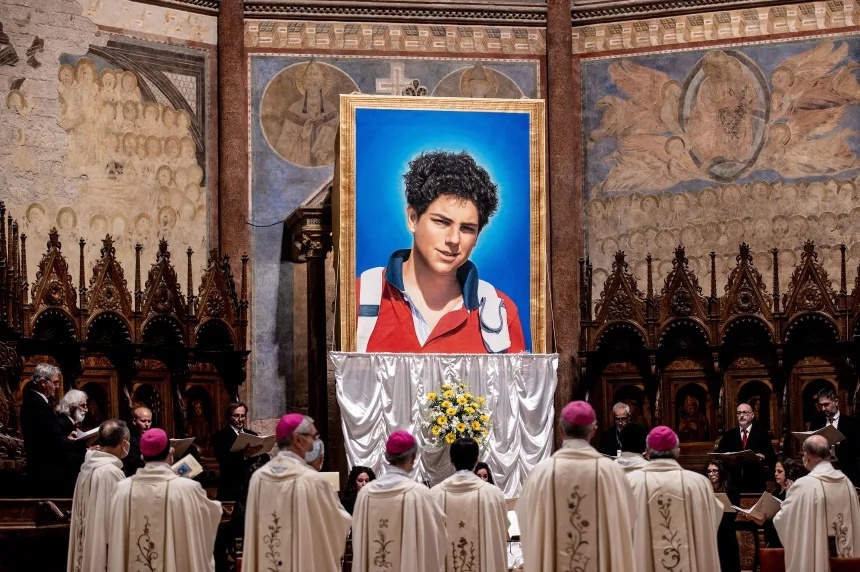 列福式で公開されたカルロ・アクティスさんのタペストリー＝２０２０年１０月１０日、イタリア・アッシジ/Vatican Pool/Getty Images