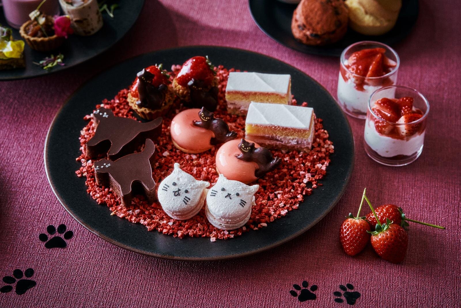 グランド ハイアット 東京「猫といちご」アフタヌーンティー、ねこ型マカロン＆黒猫チョコ添えたムース｜写真2
