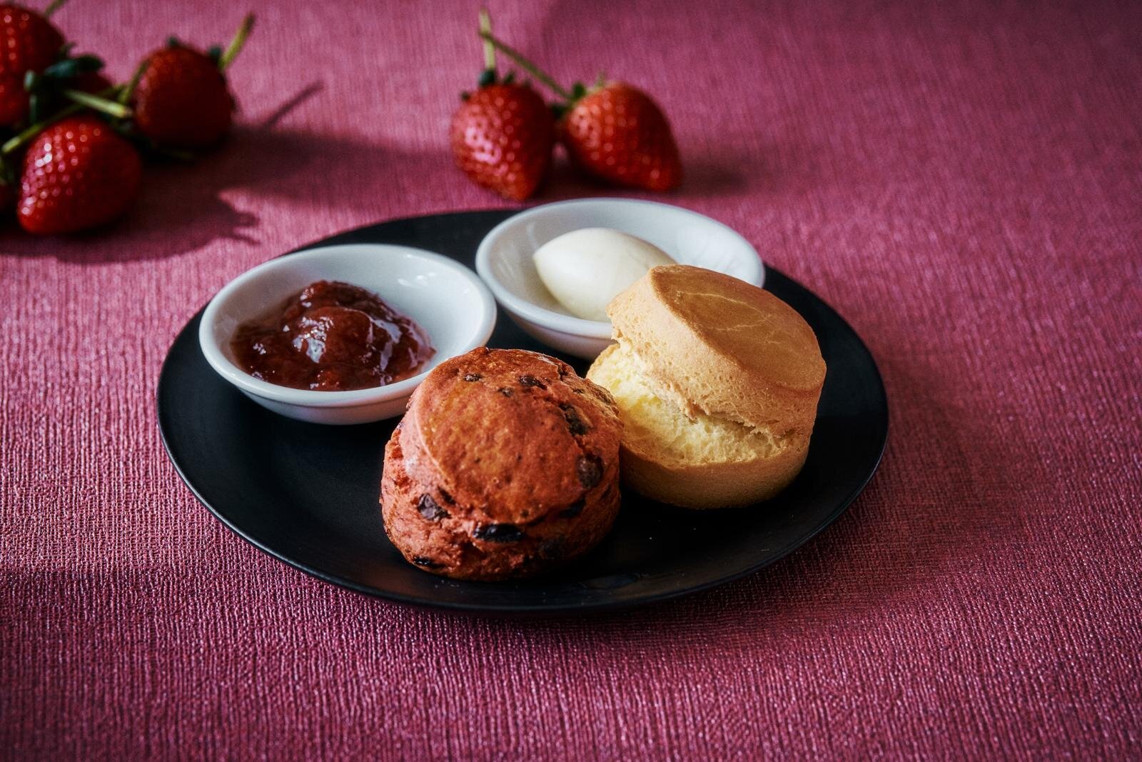 グランド ハイアット 東京「猫といちご」アフタヌーンティー、ねこ型マカロン＆黒猫チョコ添えたムース｜写真4