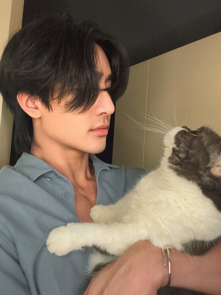 タイの人気俳優アース(Earth)、愛猫との癒しのツーショットを公開!リラックスした素顔と、柔らかなまなざしにファン歓喜 – タイナウ! Thainow タイナウ! Thainow