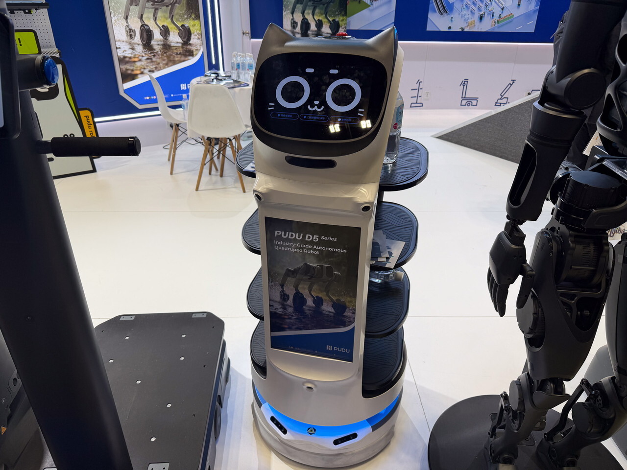 配膳ロボット「BellaBot」と人型ロボットを並べて展示していた